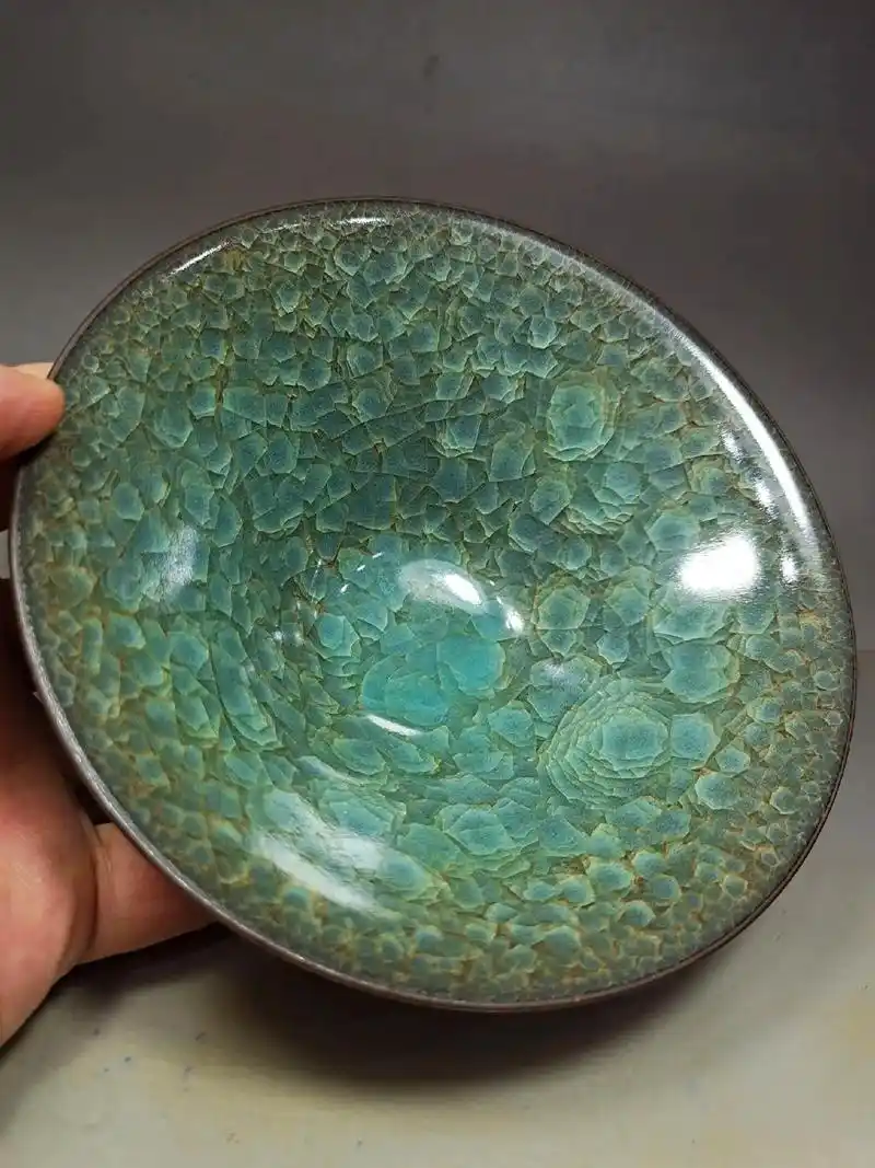 旧藏宋代官窑瓷冰裂纹斗笠盏,釉面层上裂纹层层叠叠好似坚冰乍裂 - 抖