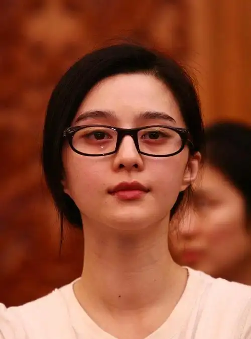 第一次看到范冰冰这组生图五官精致素颜真挺绝就发际线不太好