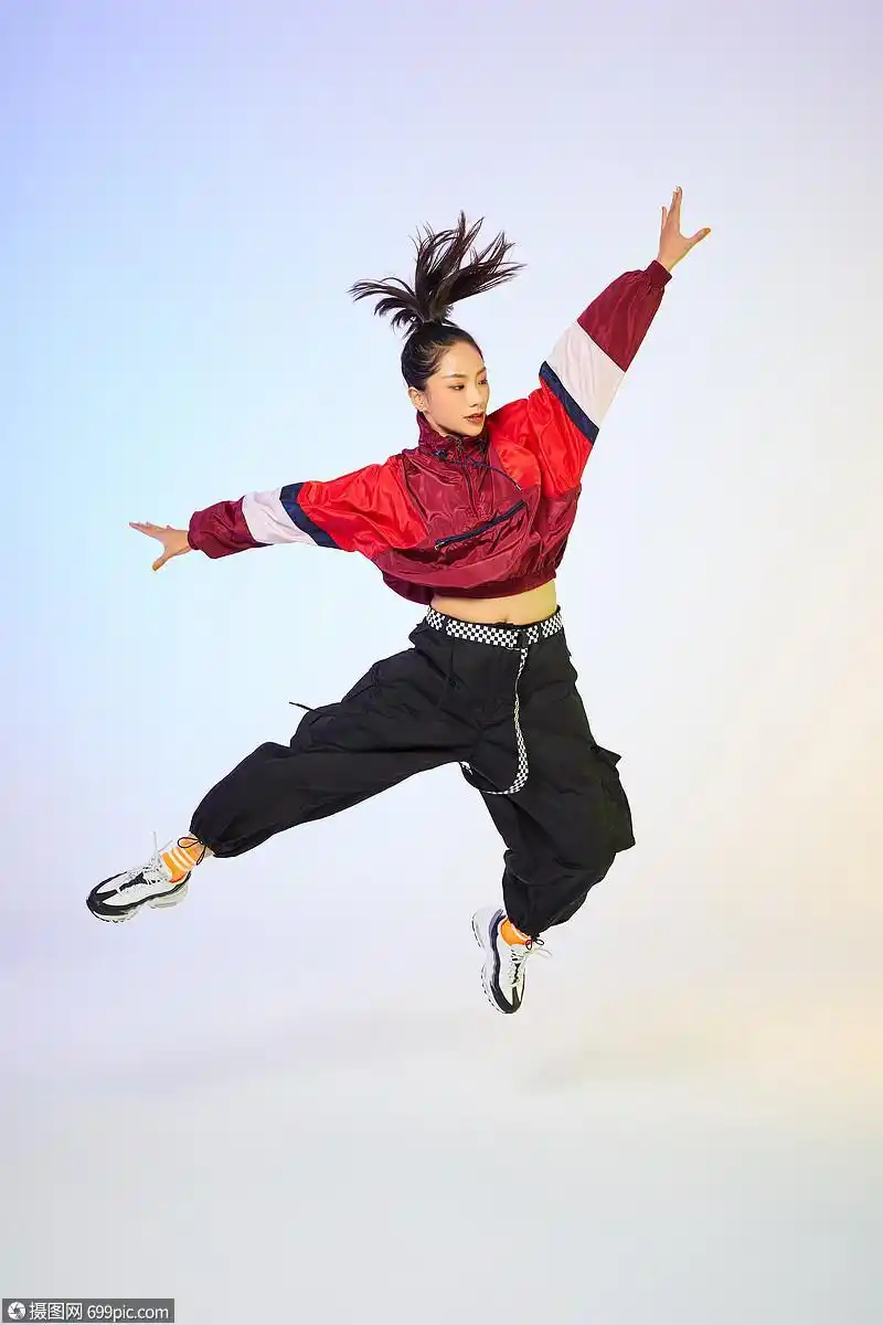 活力街舞女生跳跃动作