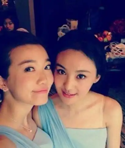 图郑爽伴娘服曝光现身好友婚礼接捧花