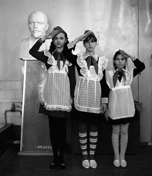 【旧照片】苏联时期的女仆系校服,其实就是在外面套了个围裙