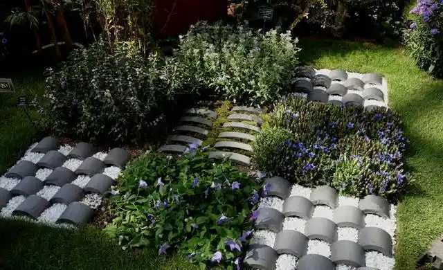 没人要的瓦片在我眼里都是宝一块块拿来布景铺路另有一番美