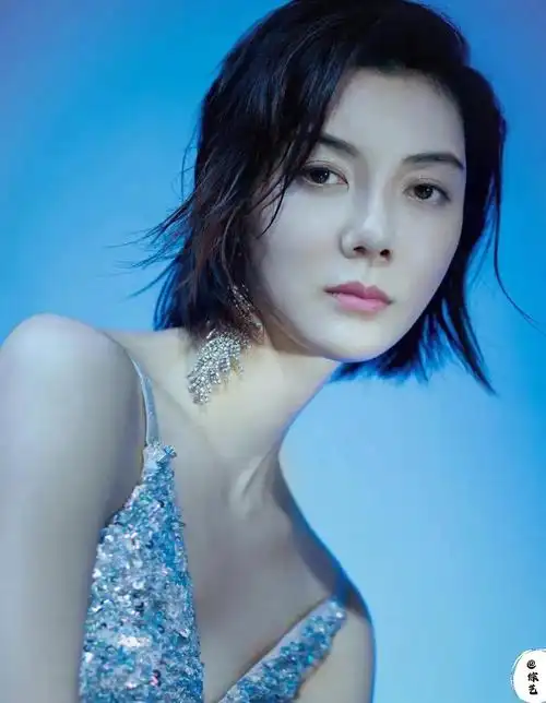 车晓气质还是这么出众拍杂志写真造型时尚有创意