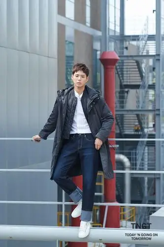 宝剑展示了颜值的重要性,随意的动作表情也充满男人味,全身都被"帅气"