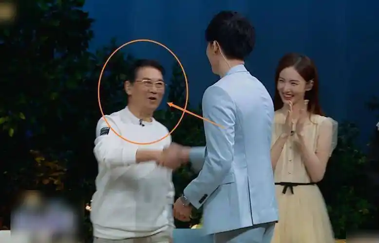 原创发现金晨爸爸对自己黑脸后有谁注意卡斯柏反应暴露情商高低