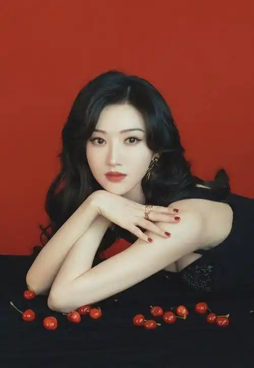 于是在各种行程里都很难再见到留着短发的景甜▼粉丝觉得景甜的欧式大