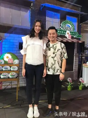 沙溢晒与郎平惠若琪合照,这身高差蜜汁尴尬了,自取其辱啊