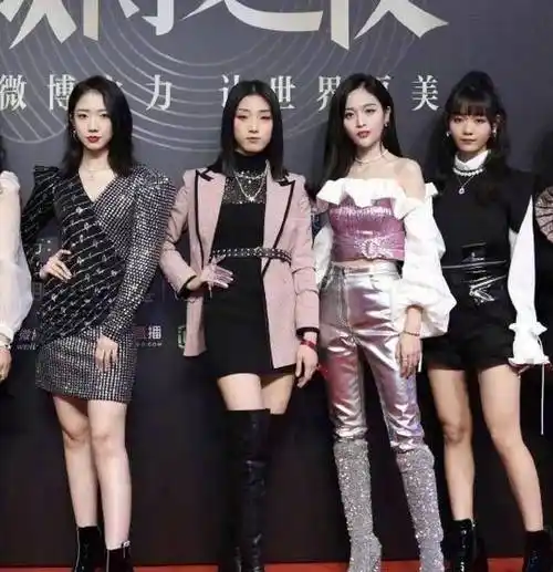 傅菁礼服才100多元,吴宣仪更雷人_身材_热度_合体