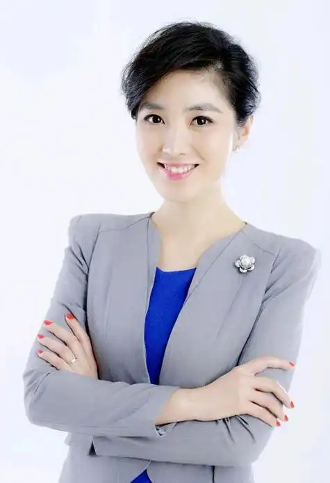 陈蓉因为个人原因暂时无法出镜,因此这次让何卿挑了大梁.