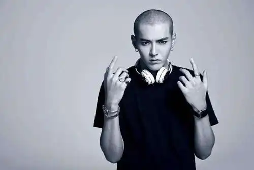 高颜值的李易峰光靠外表就俘获了万千少女的芳心,很多时候他都是以