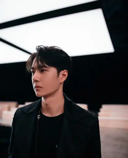 王一博巴黎时装周上白色短发简直帅迷糊我了