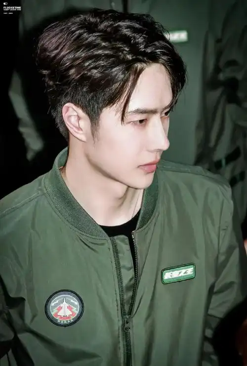 王一博是我见过鼻子最大最挺的男人