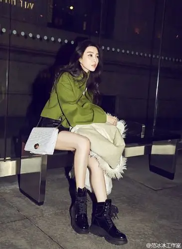 范冰冰平安夜晒逆天长腿,身后的玻璃却意外泄露了