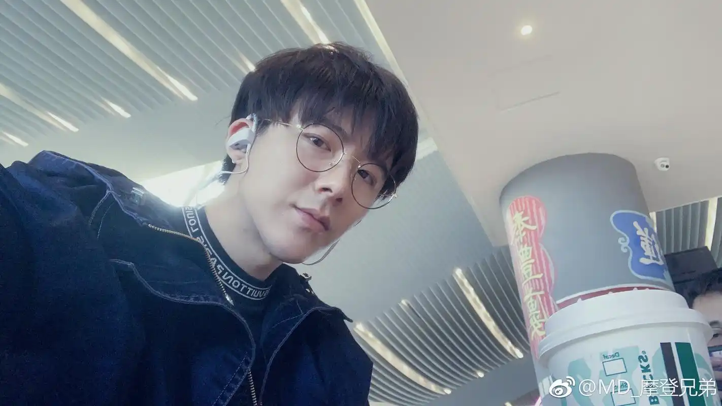 摩登兄弟更博预告澳门行 细框眼镜斯文儒雅