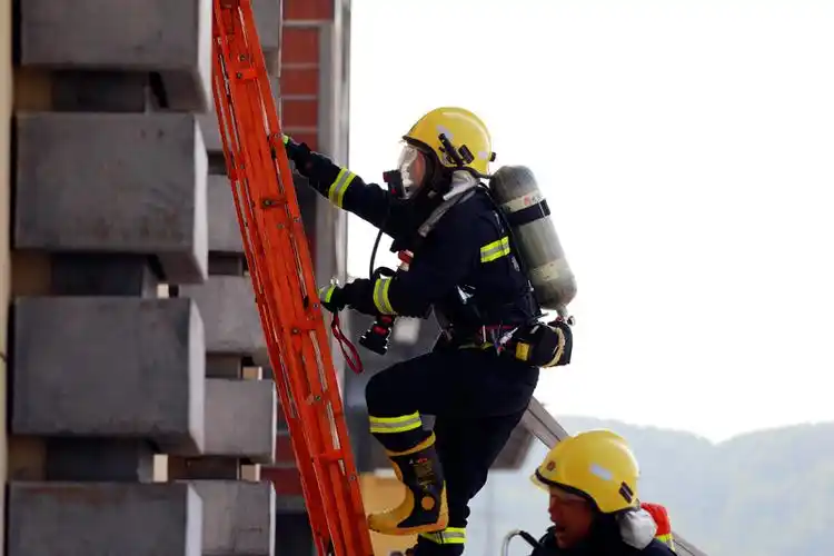 消防员演示训练科目.雷阳摄