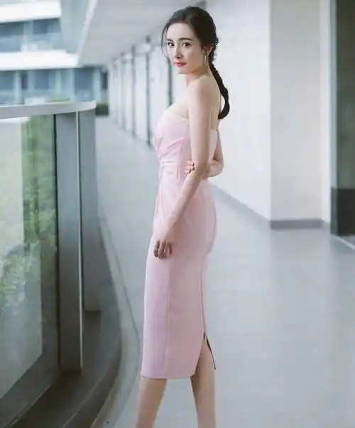 杨幂粉色抹胸裙性感写真_身材_网友_真会