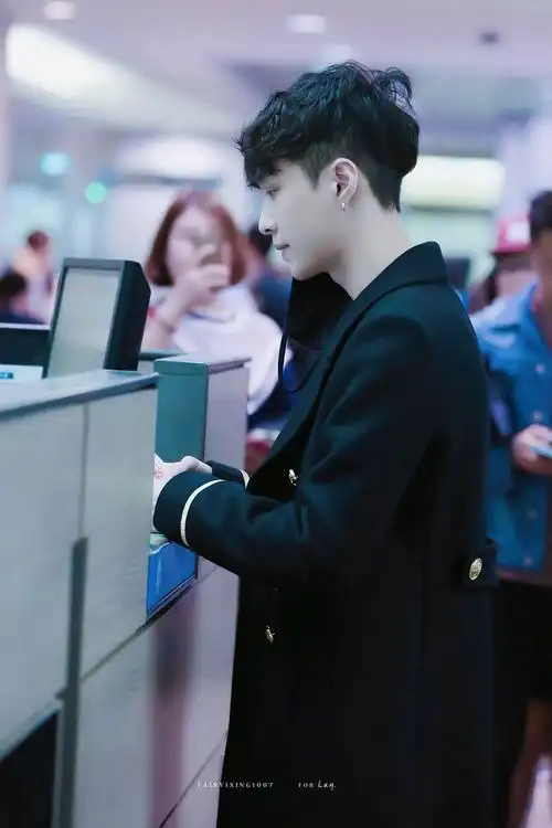 张艺兴分享170629艺兴各式机场照老粉不能错过的回忆杀多图慎点