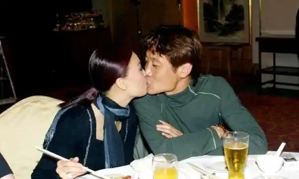 在那英大红的时候,她遇到了足球明星高峰,是一位足坛名将.