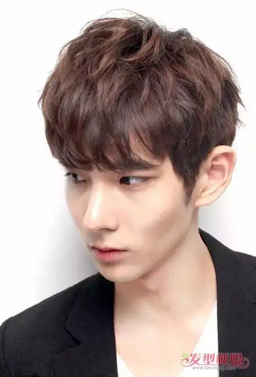 男生潮流纹理烫发帅到没有朋友 脸大脸小型男都能作参考的短发_发型