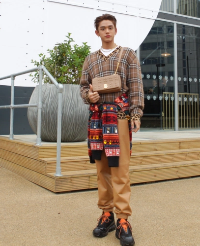 跑男新兄弟黄旭熙第一次看秀,"指压板"当鞋穿?意外变190!