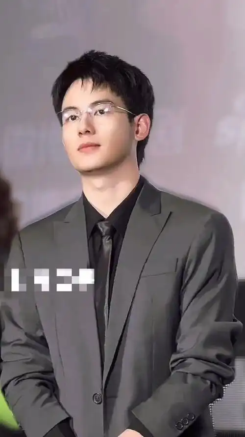 见面会直播,胡先煦切大号林臻东上线,黑西装搭配眼镜有霸总内味儿