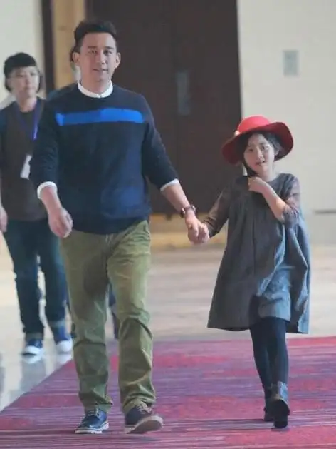 黄磊携子女亮相!二女儿气质不输黄多多,黄多多全程玩手机惹争议