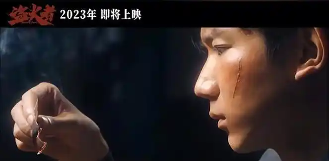 王源《盗火者》伤疤造型,眼神中透露出复杂的情感,有痛苦,有坚韧