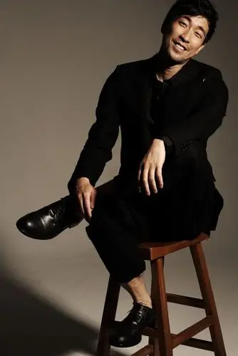 双料影帝王千源写真曝光 黑色西装尽显俊朗