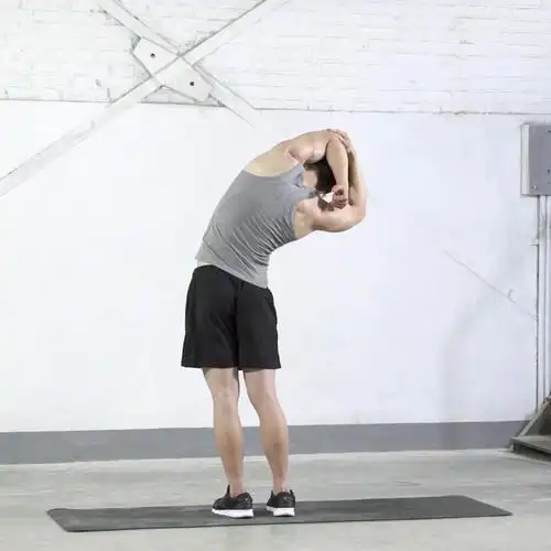 站姿左侧背部拉伸