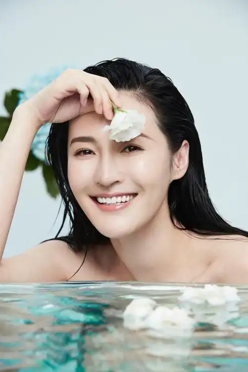 近日,演员孙晶晶在社交平台上接连分享了与于正同游香港的街拍美照