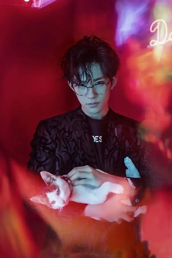 易烊千玺太撩人,抱着猫拍封面不算还盘核桃玩,果然是硬照天才