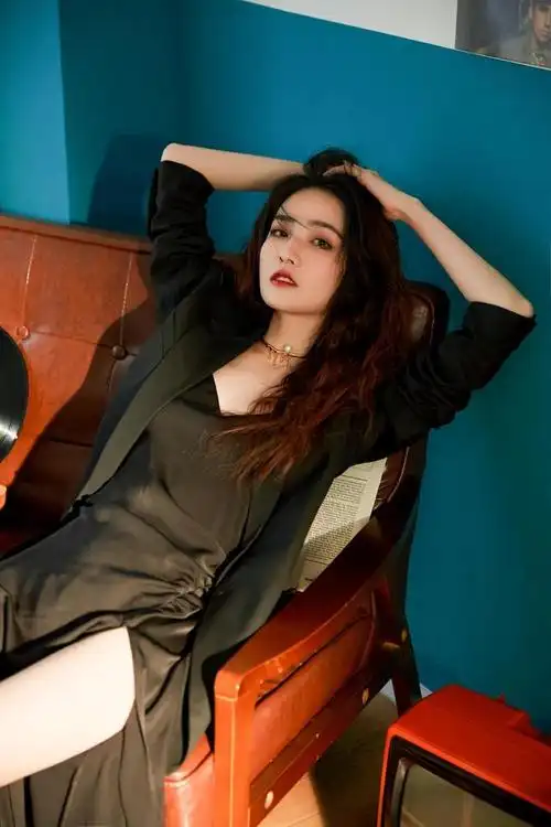 又被徐璐惊艳到了,一袭裸色纱裙高贵典雅,头戴皇冠美成小公主