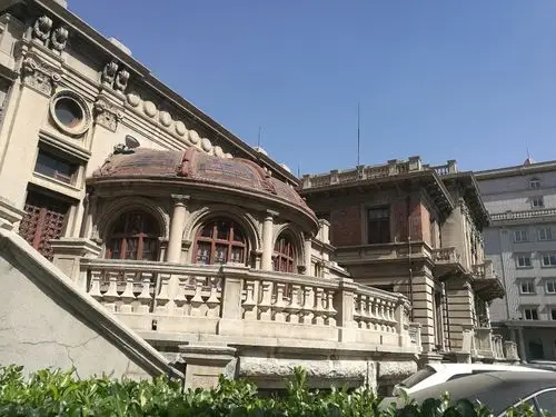 汤玉麟故居位于意大利风情区内商业发达购物非常方便餐饮也很便利到汤