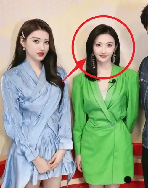 女网红和景甜合影二人头围差距成亮点女星和网红对比一瞧便知