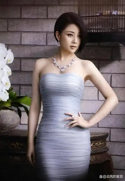 故事要从一个名叫殷桃的美丽女孩开始.她是演技精湛,颜值惊人的演员.