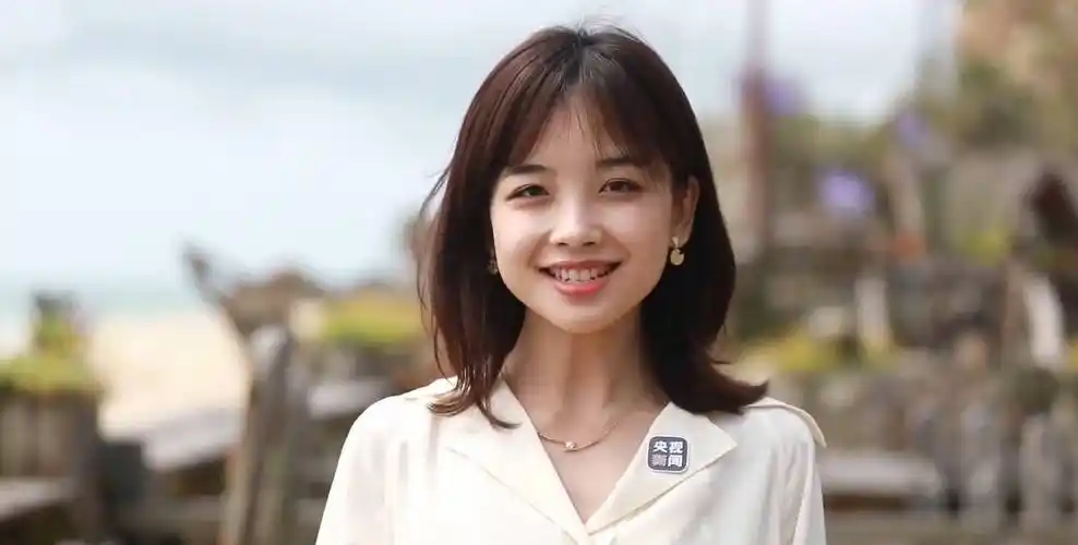 主持人王冰冰太美,大风吹乱头发依然淡定,单手举自行车被赞威武_网友