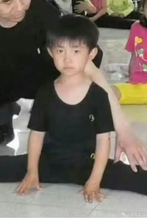 易烊千玺压腿旧照#有点婴儿肥的千玺宝宝长大了,小时候不嘻嘻一本