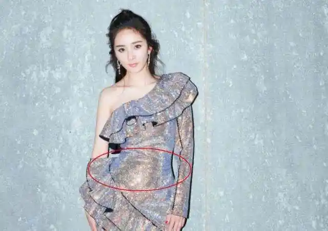 杨幂28岁生下女儿看到她的肚皮照后网友我真的酸了