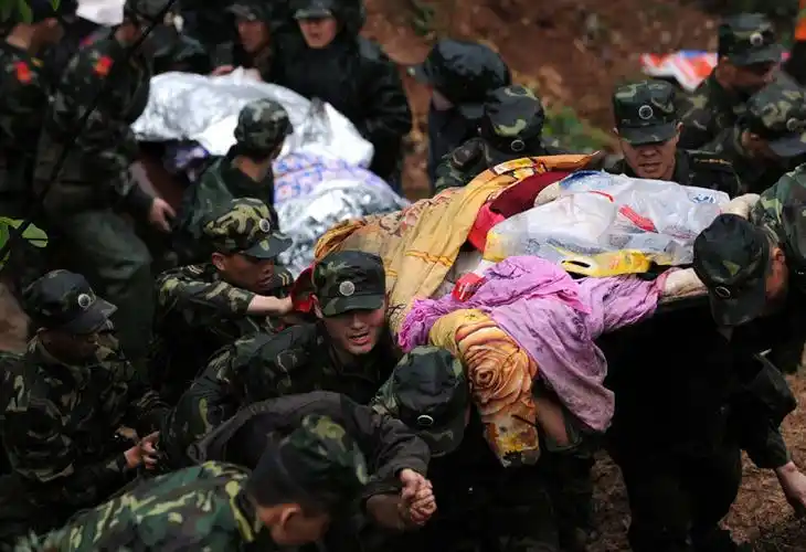 感动中国(汶川地震震撼图片集)