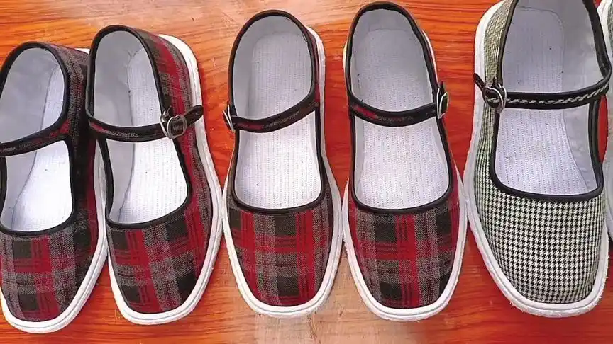 每一双鞋都是一针一线的手工布鞋.回忆一下六零年代.朴实的生活