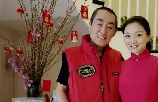 陈婷晒一家三口合照,71岁张艺谋送花秀恩爱,15岁女儿罕见露面_别墅