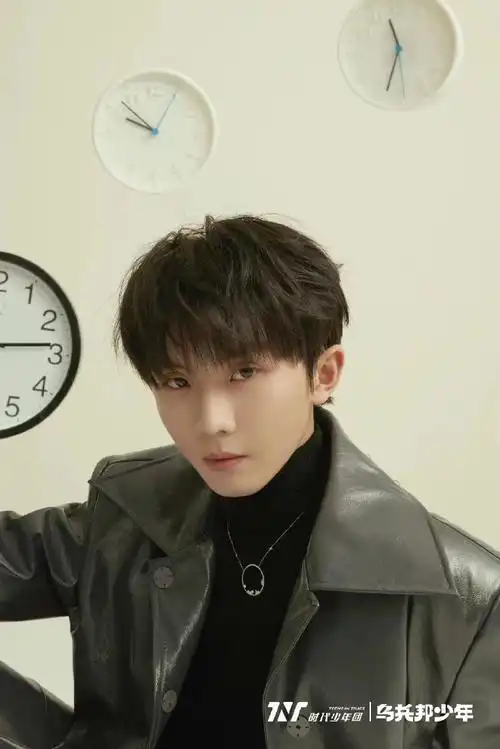 马嘉祺黑色长皮衣造型#黑色皮衣的拽哥,这不就是偶像剧男主角嘛?