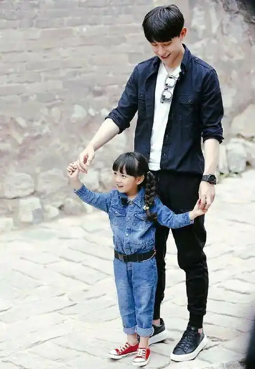 邓伦的腿就是小山竹的小板凳,不是亲爹胜似亲爹,网友:女儿奴_观众