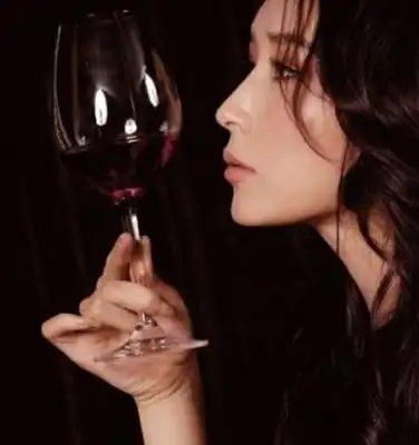 蕴诗悠摄 杯中影 - 52shici.com 诗词吾爱网