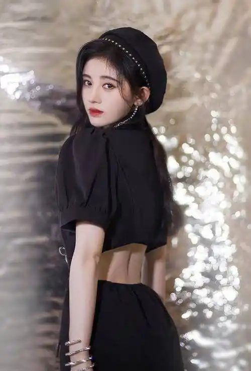 鞠婧祎的"桃花妆"抗住了死亡打光,谁注意她的腿?