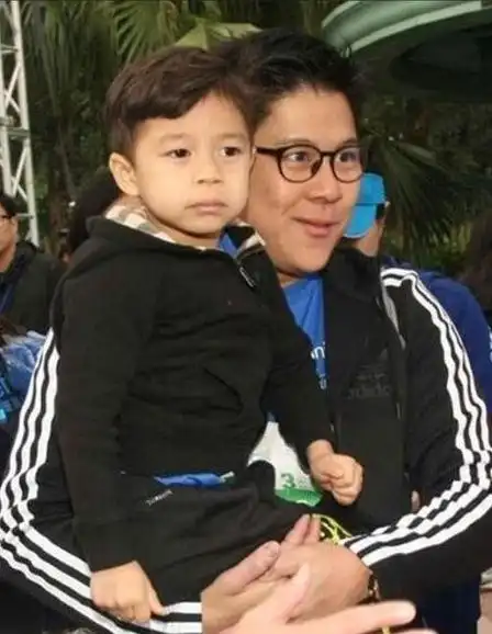 夫妻戴情侣帽,儿子鼻子抢镜,78岁霍震霆不怕摔|二战|霍启刚|霍中曦