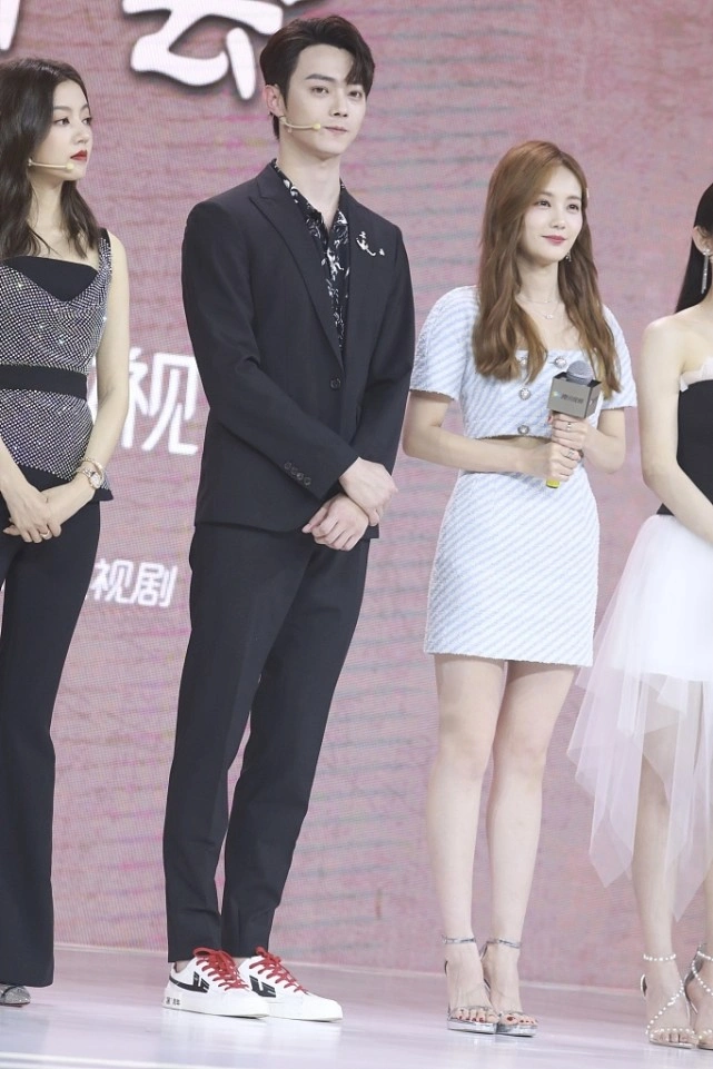 李一桐这样的女孩太甜了与许凯同框的时候甜蜜能从眼里溢出来