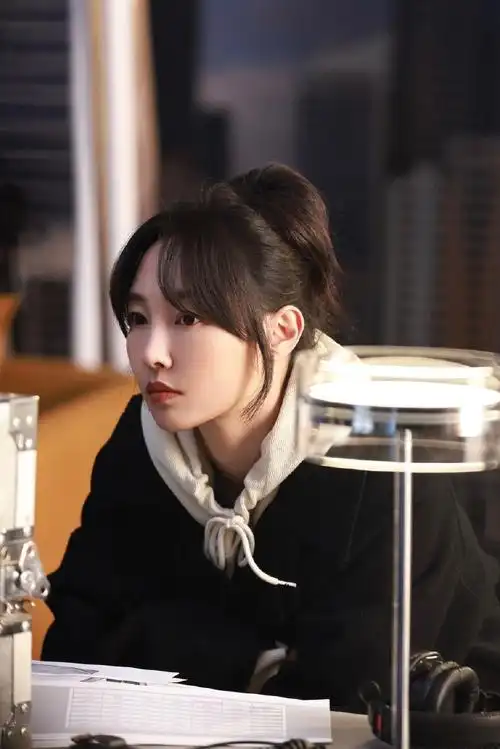 白百何超话开工9615 今日份简冰@白百何剧照新鲜送达今晚19:30