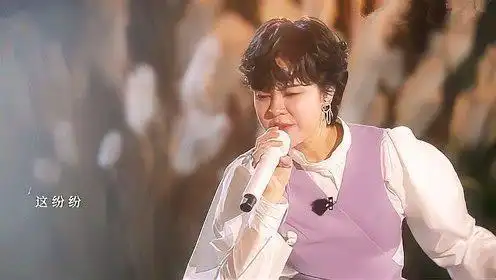 上一季《时光音乐会》最出圈的一首歌大概就是郁可唯翻唱的那首《水中