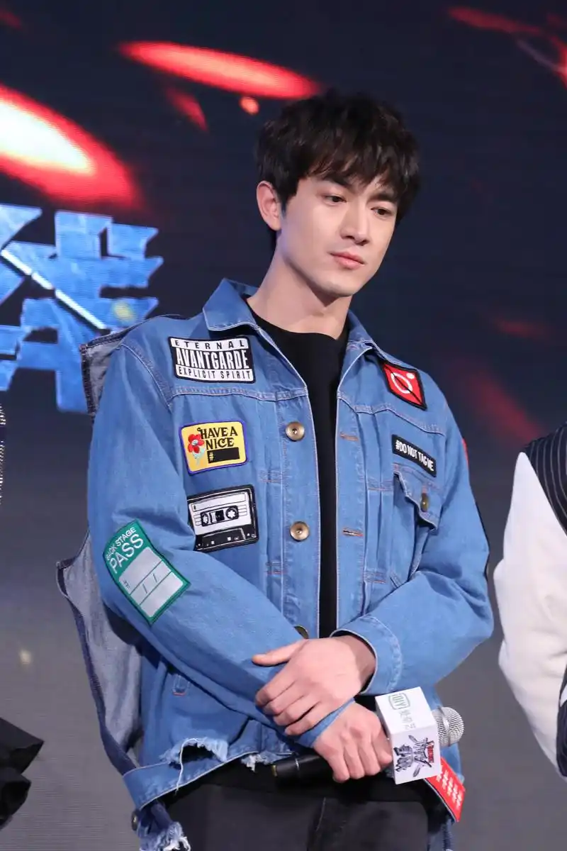 今天居然要开始上班了! 大新:笑容渐渐的凝固,工作使我们闹心!